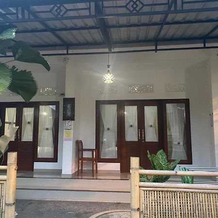 Sri Sedana Guest House Сидемен Екстериор снимка
