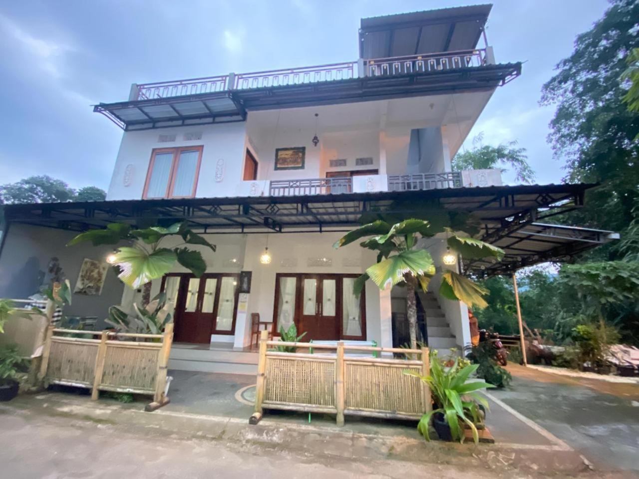 Sri Sedana Guest House Сидемен Екстериор снимка