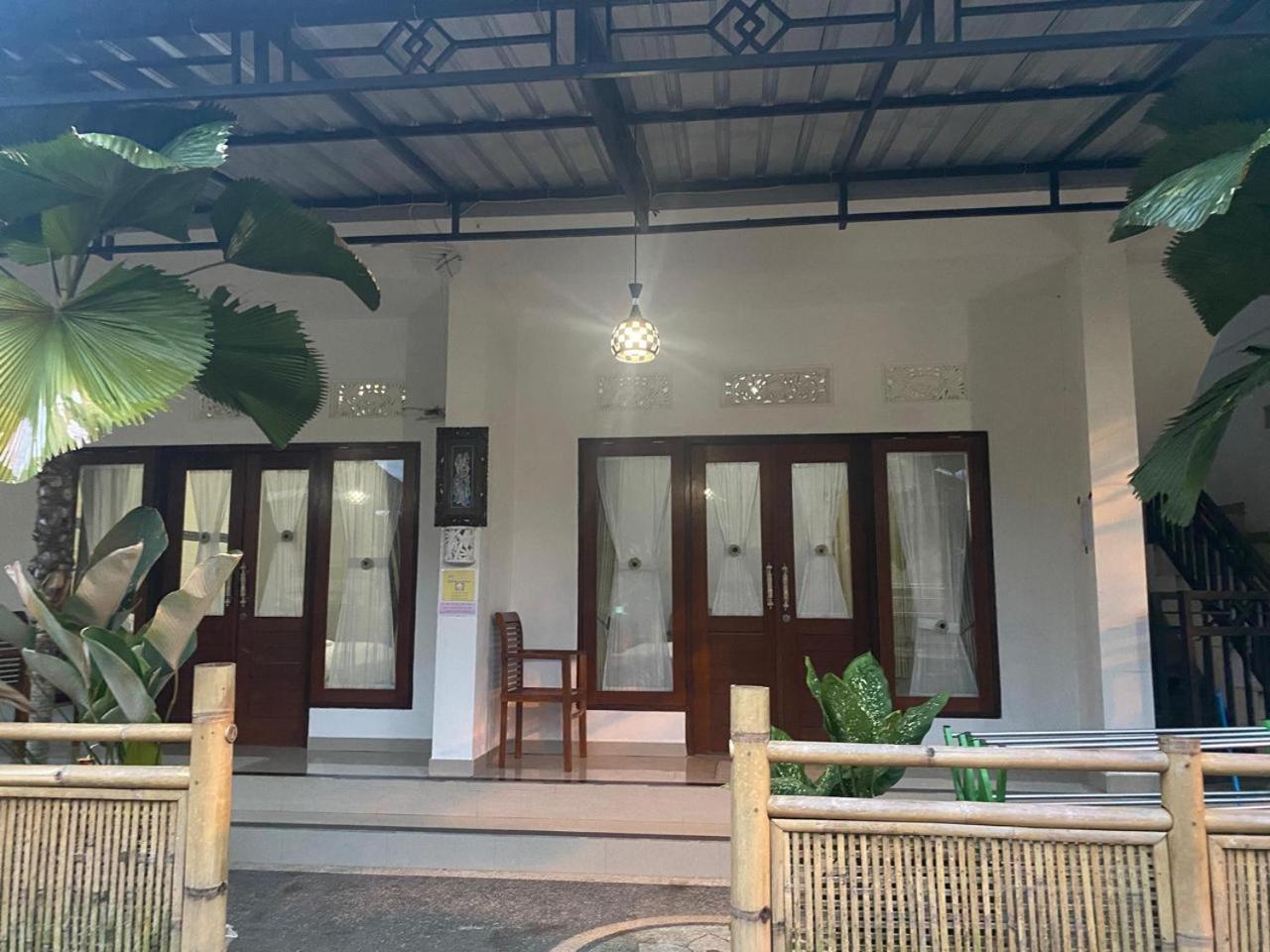 Sri Sedana Guest House Сидемен Екстериор снимка